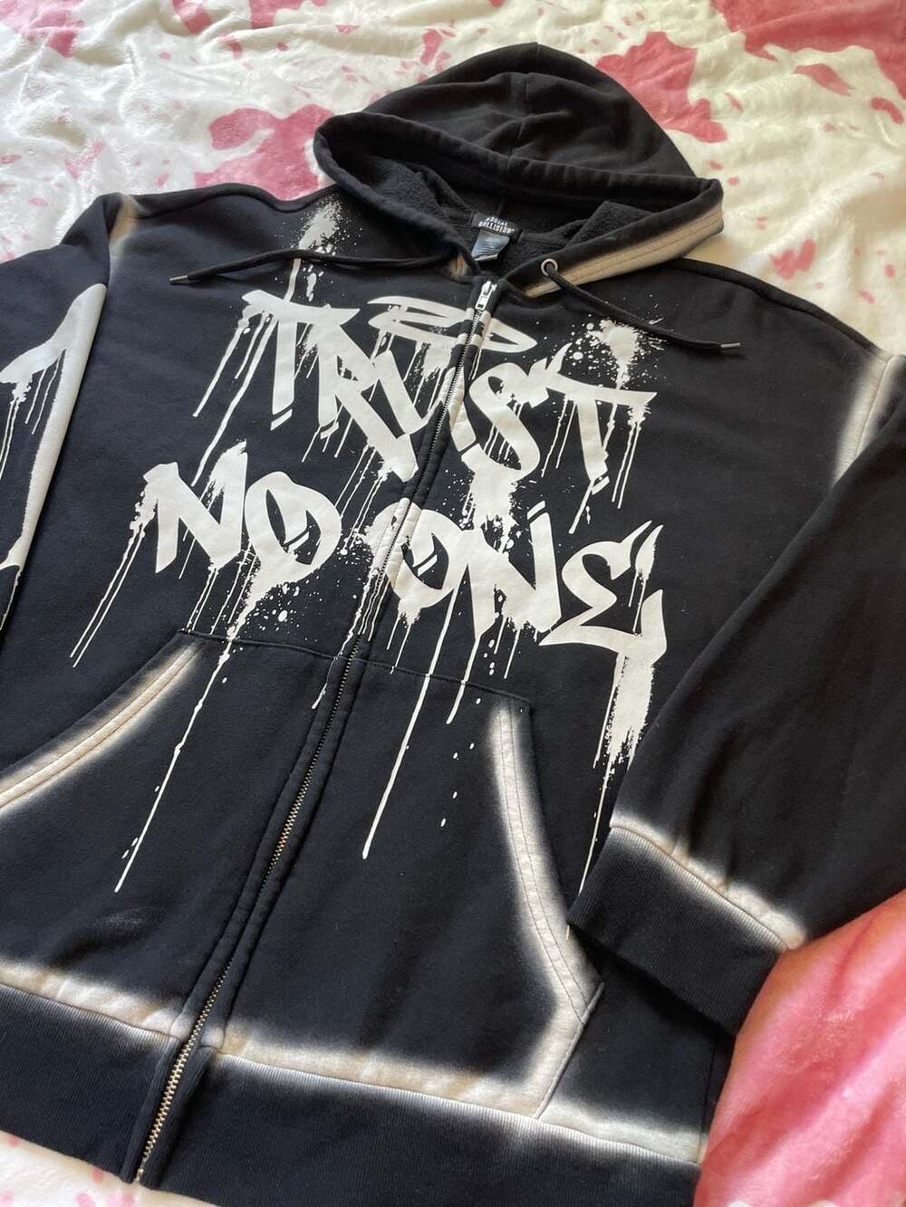 Social Collision Trust No One Skull Zip-Up Hoodie Size Small
